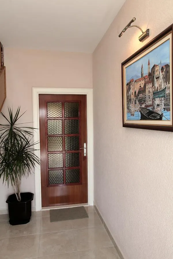 Apartment Carmen Trogir 0*,
