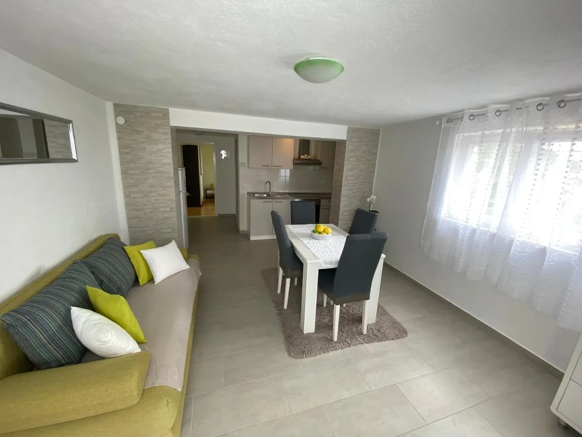 Apartment Carmen Trogir 0*,