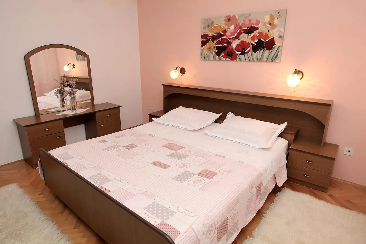 Apartment Carmen Trogir 0*,