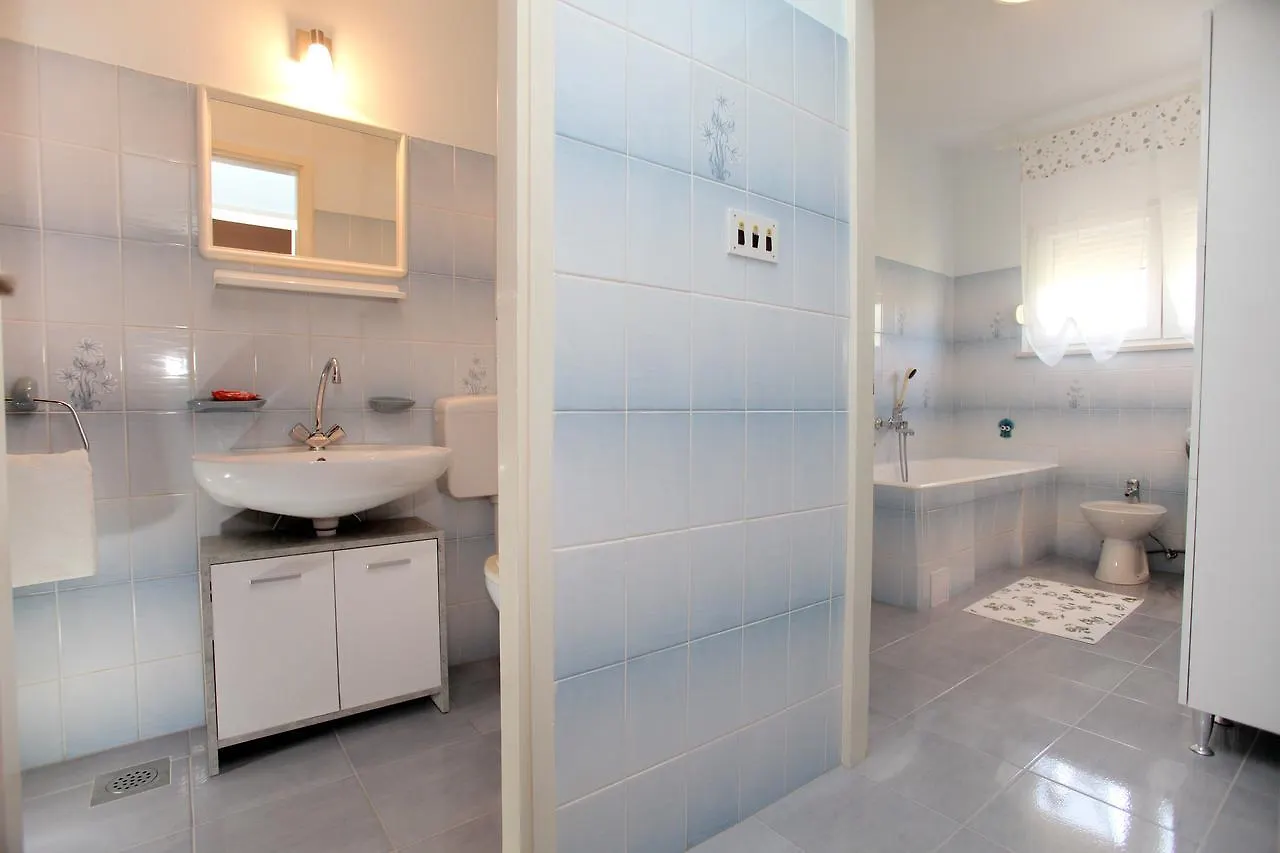 Apartment Carmen Trogir 0*,